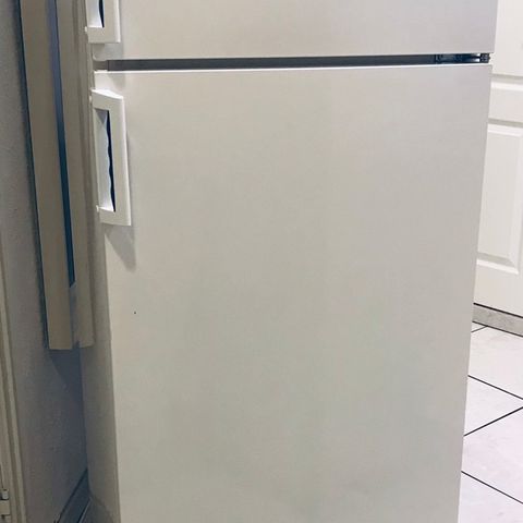 Kjøleskap med fryser/ kombiskap. Zanussi. Høyde: 140 cm. Kan leveres.