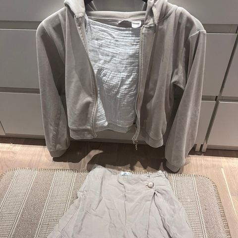 Pent shorts/skjørt, topp og hettejakke fra Zara og Gina Tricot