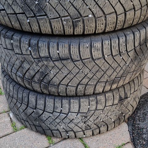 215/55R17 Pirelli vinterdekk 3stk