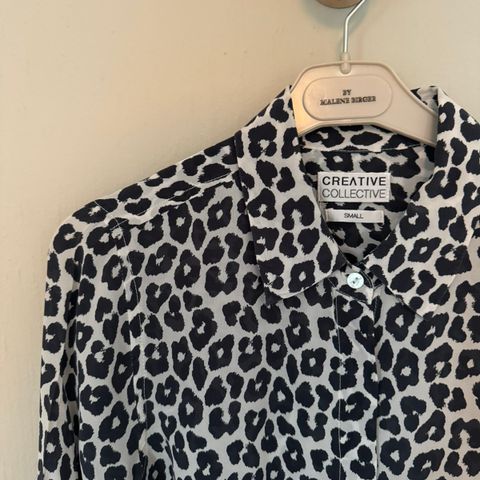 Bluse i leopard fra Creative collective i 100% silke