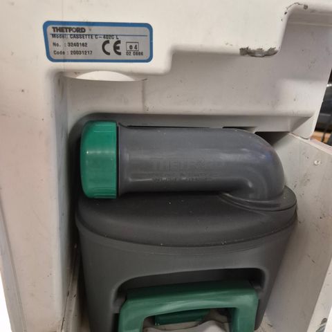 Thetford C402c L med pumpe selges.