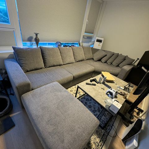 Komfortabel hjørnesofa med tilhørende puff og cozycorner