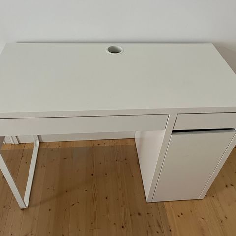 Skrivebord / Desk