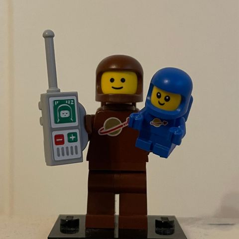 Lego - Minifigures - Brown Astronaut and Spacebaby