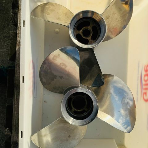 Komplett sett, front/rear Volvo Penta FH 7 propeller selges