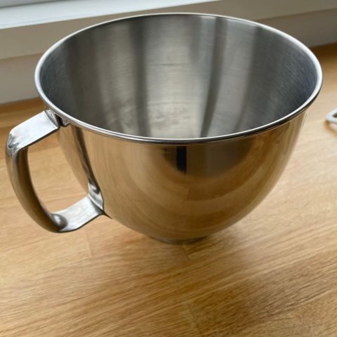 Tilbehør bolle og visper til Kitchenaid kjøkkenmaskin.