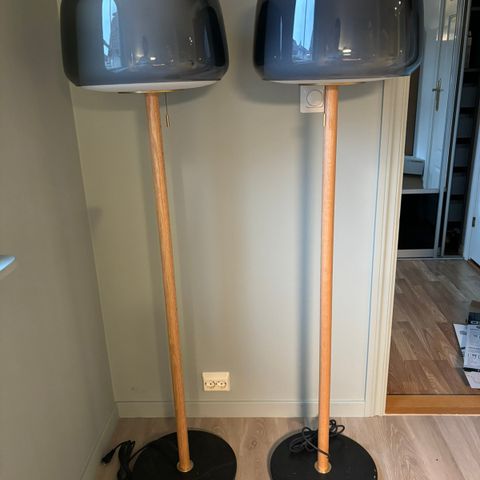 Evedal gulvlampe med blå skjerm.