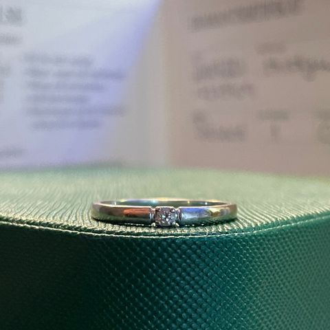 Hvittgull ring med diamant. Forlovelsesring til dame. Diamantsertifikat. Str. 54