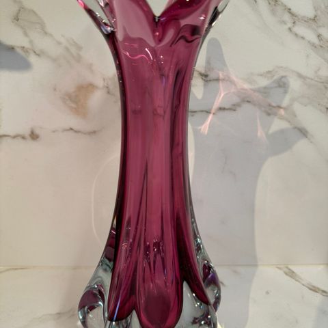 Vakker rosa vase i krystall,