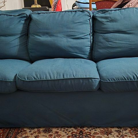 Grønn Ektorp 2,og 3 seters sofa og puff m/oppbevaring .