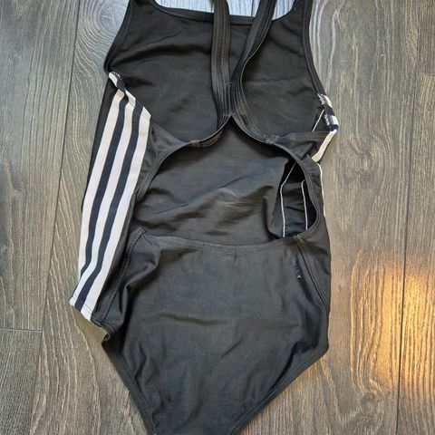 Adidas badedrakt str 11-12 år