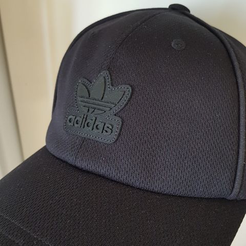 Adidas caps svart, ny og ubrukt.