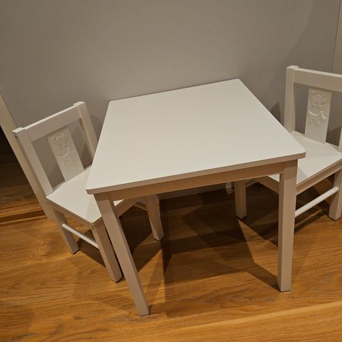 Barnebord + 2 stoler. Fra IKEA.
