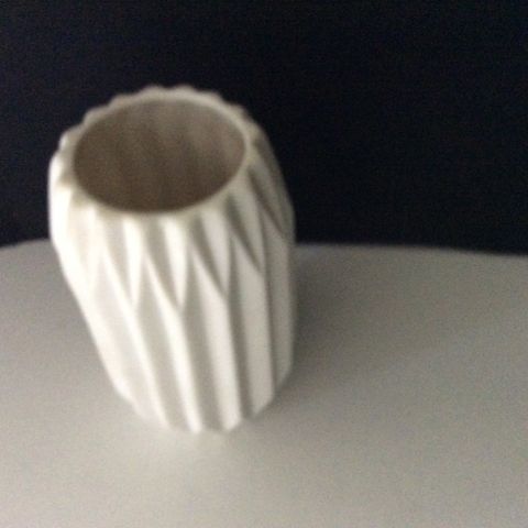 Hvit vase. Høyde 12 cm.