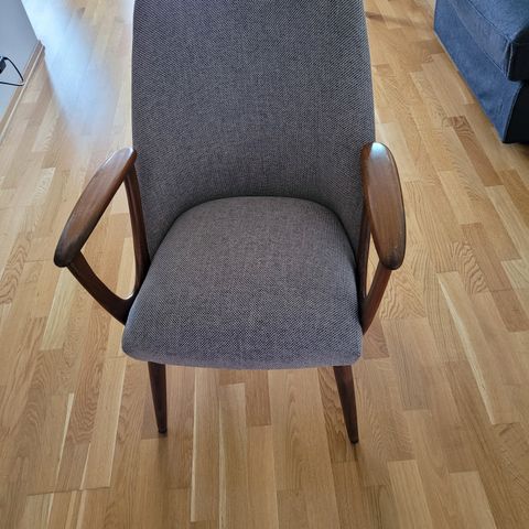 Enkel nett stol.