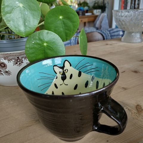 Artig keramikk- tekopp laga av Toril / Fantastisk flott innside med en katt?