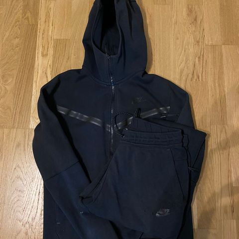 Svart Nike Tech Fleece