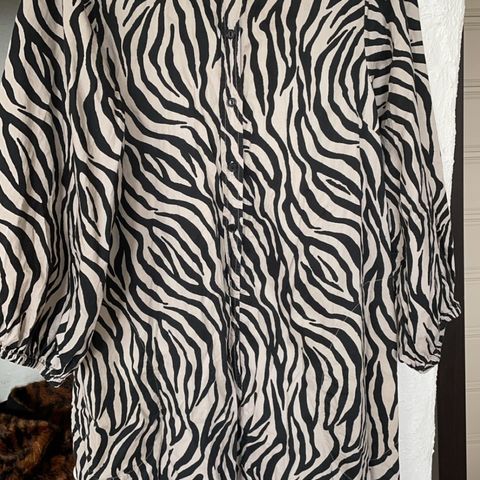 Stilig Part Two Zebra kjole