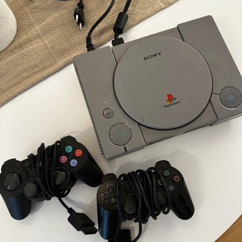PlayStation 1 med to konsoller