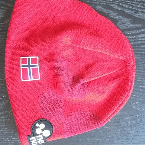28 røde luer med Norges flagg på og Network Norway refleks