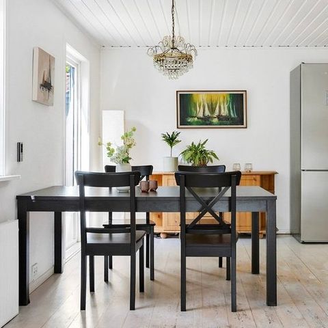 Spisebord, uttrekkbart (IKEA Bjursta) med 4 stoler - RESERVERT