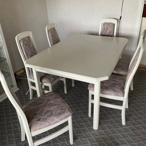 Spisestuebord med 6 stoler- pent brukt
