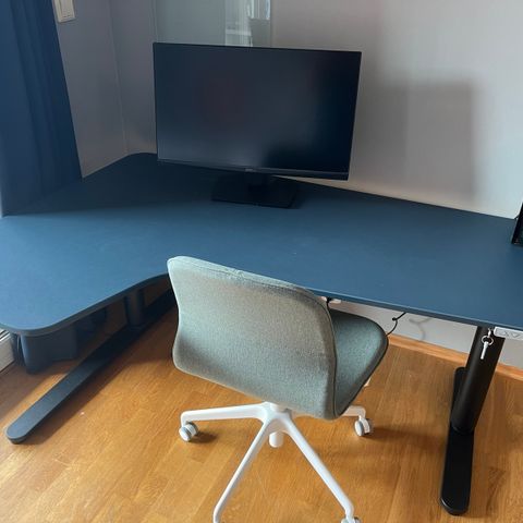 Pult/Arbeidsbord (IKEA Bekant hjørnebord)