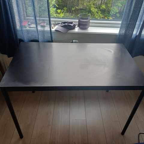 Ikea Sandsberg bord (svart) selges, 300kr