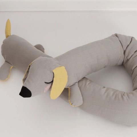 Roommate Lazy Dog 175 cm lang Sengekant / babyens / kosebamse