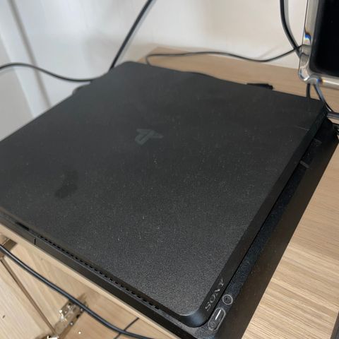 PS4 1TB Slim selges med 1 kontroller