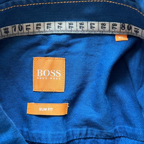 Fin kortermet Boss-skjorte selges
