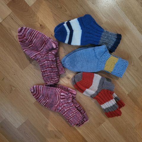 Strikkede sokker passer 4 til 6 år