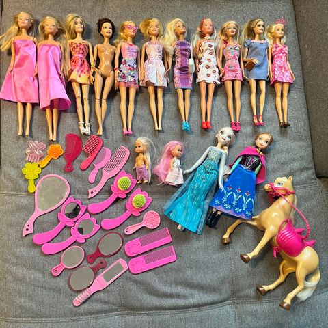 Diverse Barbie selges samlet