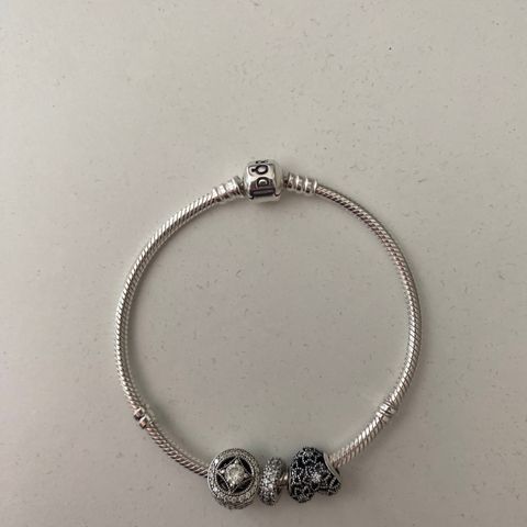 Pandora armbånd med charms