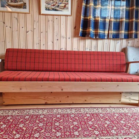 Vintage/retro sovesofa i rutete rødt stoff