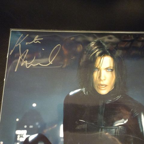 Ekte Kate Beckinsale autograf med sertifikat og bilde fra Underworld filmene