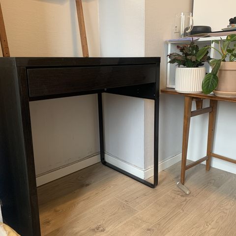 Lite IKEA Skrivebord - MICKE - Brunsvart