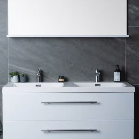 Stort speil med hylle i blank hvit. 120cm