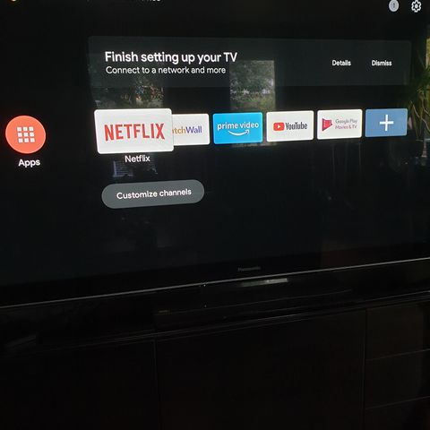 Xiaomi Mi Box med chromecast og nettverksadapter for streaming.