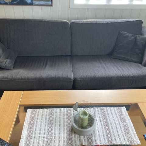 4-seter sofa + fotskammel selges mot henting