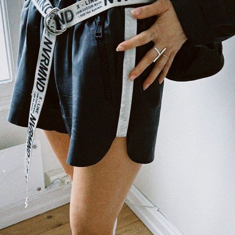 Acne shorts i kalveskinn