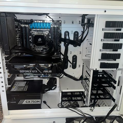 Uferdig Gaming pc selges