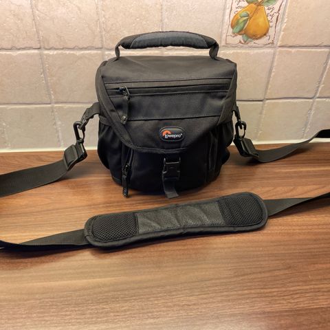 Fotobag | Lowepro Nova 140 AW | Regntrekk | Masse smarte løsninger