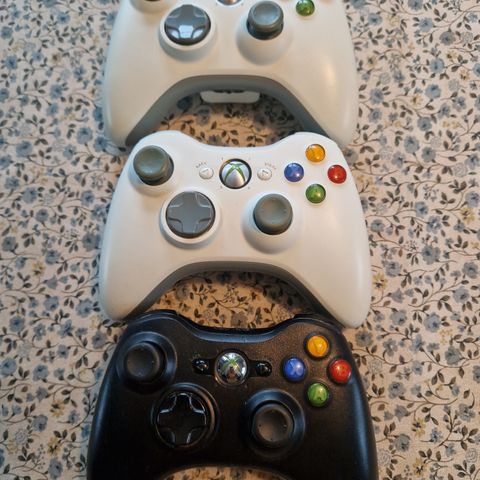 Xbox 360 kontrollere 2 hvite og 1 svart