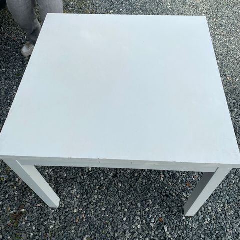 Spisebord som kan dras ut til 170 cm