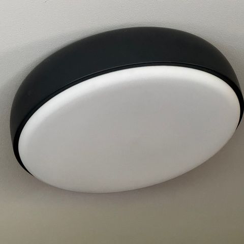 Designerlampe fra Northern! Over Me 50cm takplafond. Mørkegrå