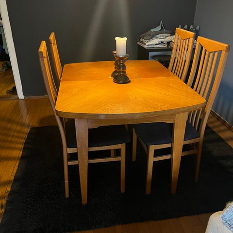 Spisebord / spisestue i heltre  eik med 4 stoler
