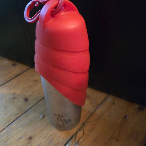 Minimalt brukt praktisk drikkeflaske til hund i metall med rød kork, selges!