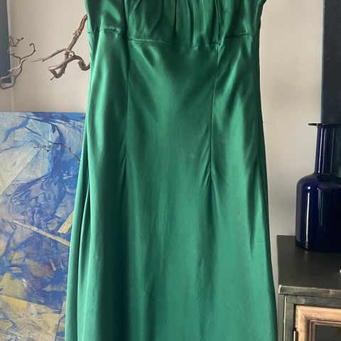 Dyp grønn silke kjole nesten ikke brukt