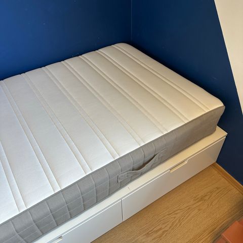 90 x 200 seng med 3 skuffer ink madrass og overmadrass